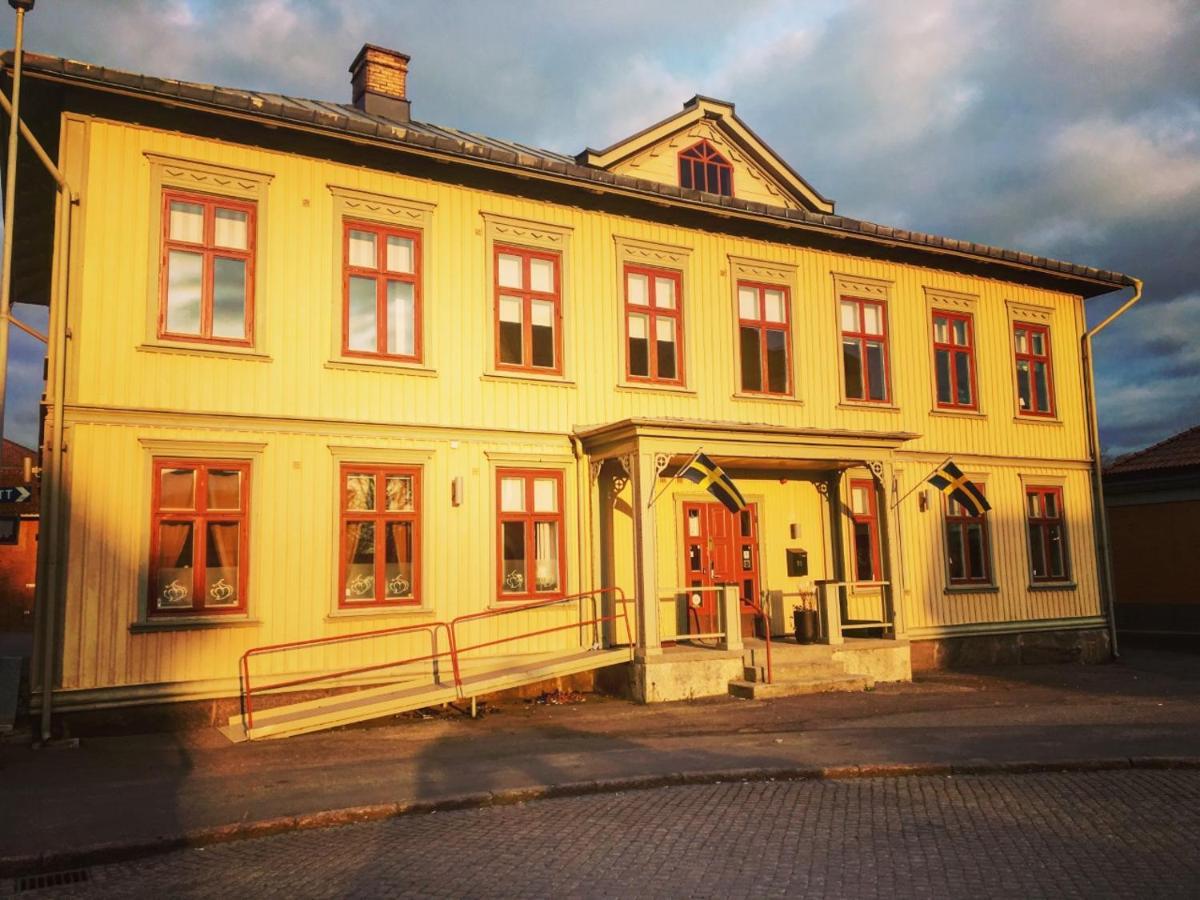 Jaernvaegshotellet B&B Skara Extérieur photo