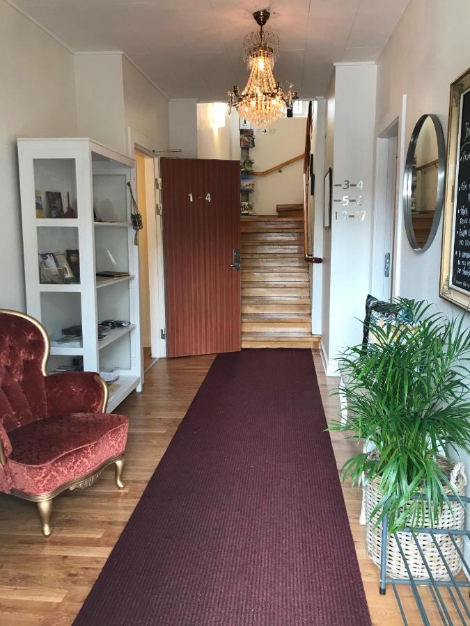 Jaernvaegshotellet B&B Skara Extérieur photo