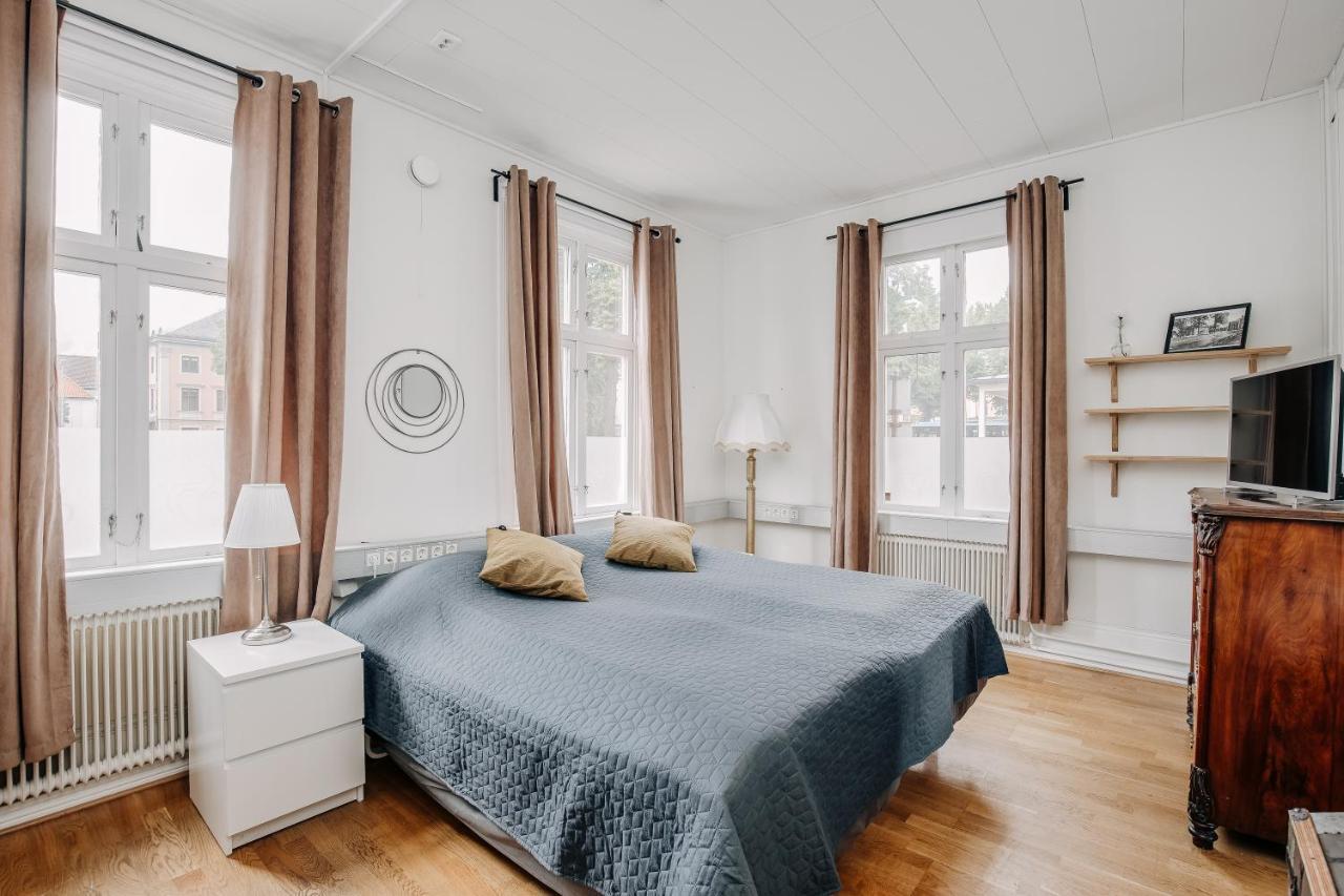 Jaernvaegshotellet B&B Skara Extérieur photo