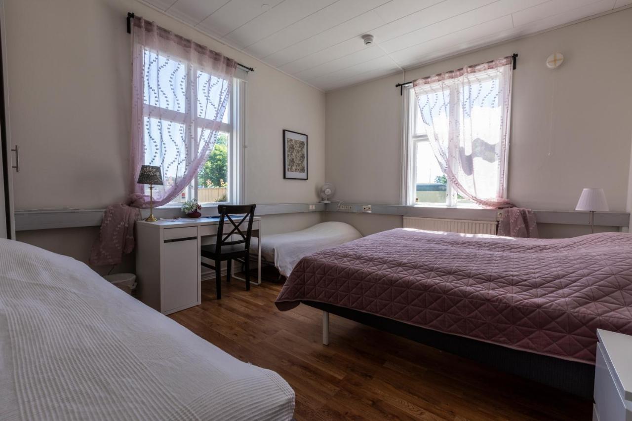 Jaernvaegshotellet B&B Skara Extérieur photo