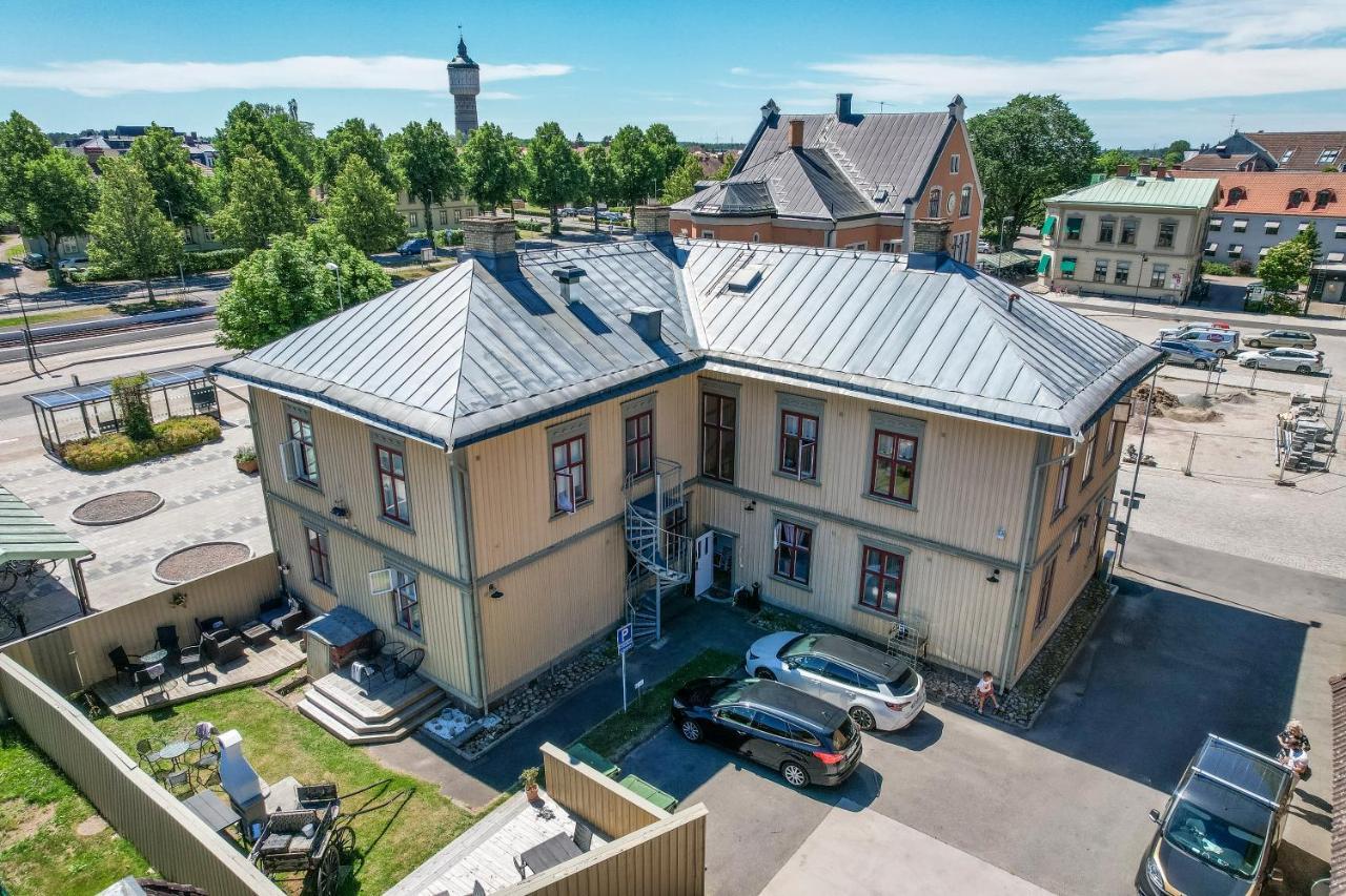 Jaernvaegshotellet B&B Skara Extérieur photo