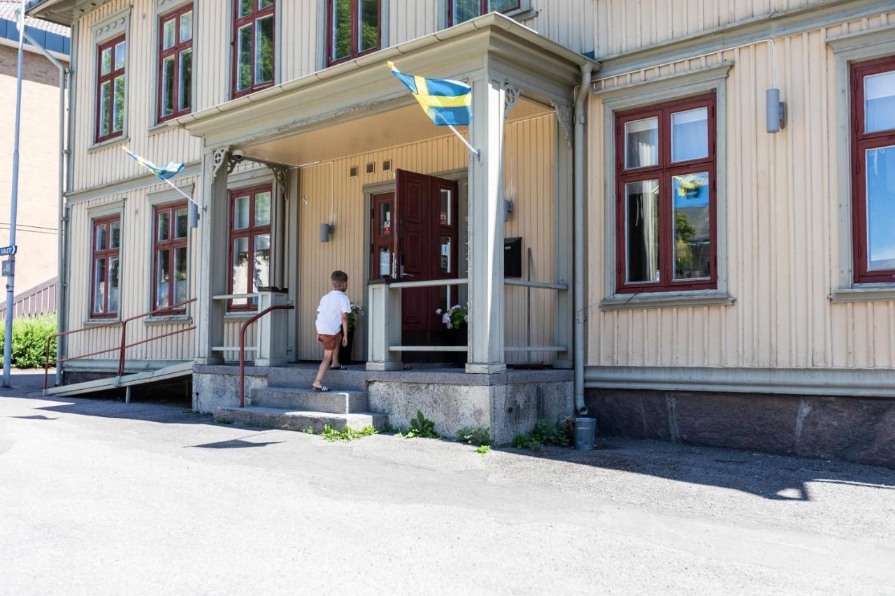 Jaernvaegshotellet B&B Skara Extérieur photo